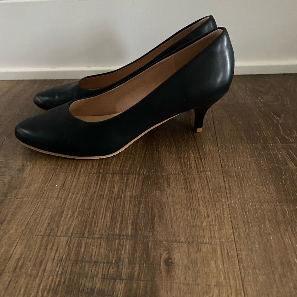 Women’s black low kitten heel pumps sz 8.5